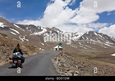 Moto sur la route Manali-Leh. Col Baralacha. Ladakh. L'Inde Banque D'Images