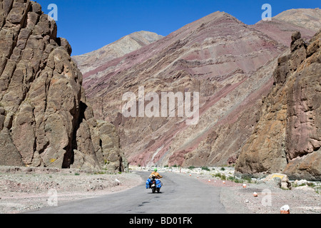 Sur la route Manali-Leh Motorbiker. Près de Upshi. Ladakh. L'Inde Banque D'Images