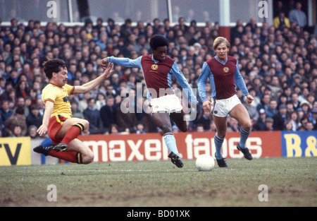 Aston Villa V Watford à Villa Park Steve Sims plongées dans sur Mark Walters et Gary Shaw FA Cup 5e tour 19 Février 1983 Banque D'Images