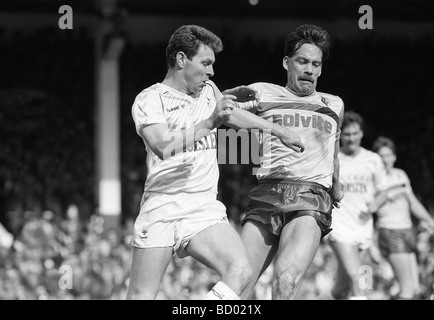 Tottenham Hotspur v Watford 11487 Spurs Clive Allen et Watfords Steve Sims Banque D'Images