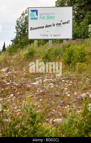 Un signe à l'accueille les voyageurs avec une municipalité Baie-james bienvenue dans le vrai Nord bienvenue dans le vrai Nord Banque D'Images