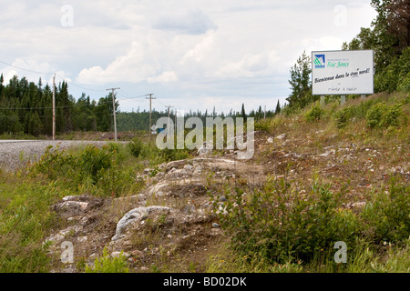 Un signe à l'accueille les voyageurs avec une municipalité Baie-james bienvenue dans le vrai Nord bienvenue dans le vrai Nord Banque D'Images