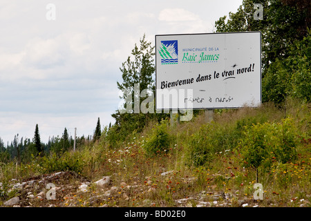 Un signe à l'accueille les voyageurs avec une municipalité Baie-james bienvenue dans le vrai Nord bienvenue dans le vrai Nord Banque D'Images