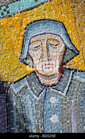 Détail de mosaïque de soldat allemand mort St Barbara Kirche Eglise de Sainte Barbara par Hundertwasser à Fürstenfeld Styrie Autriche Banque D'Images