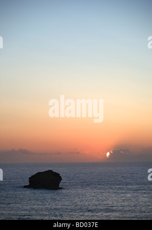 Gull rock off Portreath au coucher du soleil Banque D'Images