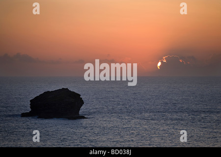 Gull rock off Portreath au coucher du soleil Banque D'Images