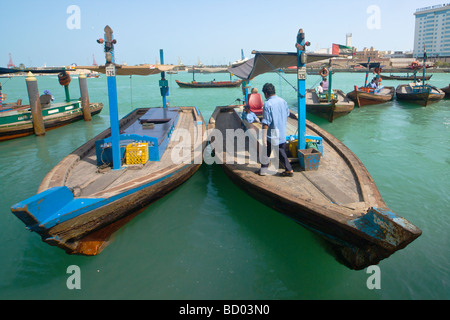 Les bateaux-taxis (abras) au Dubaï Creek à Bur Dubai Deira, Ras Al avec en arrière-plan Banque D'Images