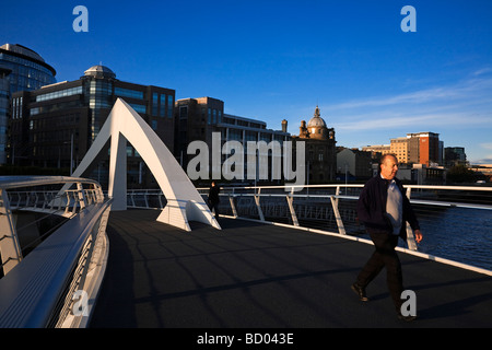 L'Tradeston passerelle piétonnière au-dessus de la rivière Clyde connu localement comme le pont ondulées Glasgow Banque D'Images