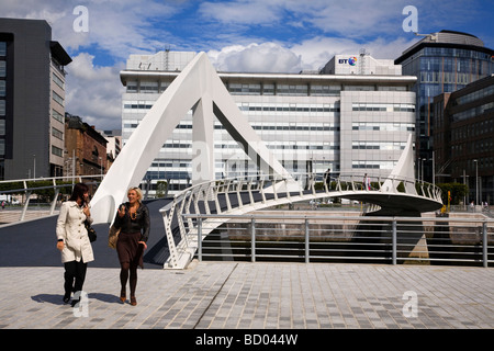 L'Tradeston passerelle piétonnière au-dessus de la rivière Clyde connu localement comme le pont ondulées Glasgow Banque D'Images