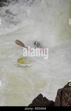 Les kayakistes dans creek boat de kayaks rapides sur Clear Creek, Colorado Empire ci-dessus Banque D'Images