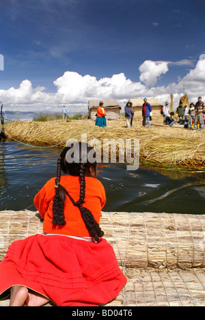 Fille de l'un des îles flottantes Uros, sur le lac Titicaca, Pérou Banque D'Images