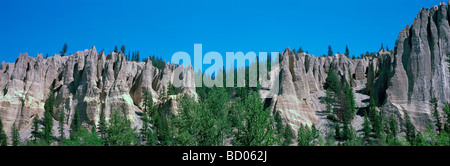 Les cheminées à Dutch Creek près de Canal Flats et Fairmont, région de Kootenay et Canadian Rockies, BC, en Colombie-Britannique, au Canada, l'été Banque D'Images