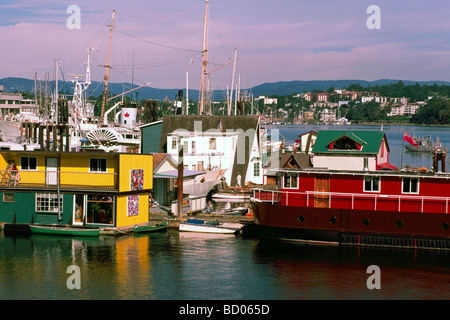 Fisherman's Wharf, Victoria, BC, en Colombie-Britannique, Canada - des maisons flottantes dans le flotteur Accueil Village, en milieu Harbour Banque D'Images