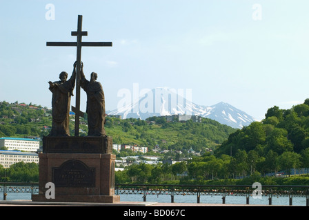 Au-delà de Petropavlovsk-Kamchatsky volcans loom , Russie Banque D'Images