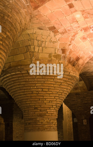 Palau Güell Anciennes écuries dans le sous-sol de l'architecte Antonio Gaudi Barcelone Catalogne Espagne Banque D'Images