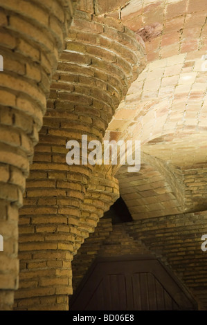 Palau Güell Anciennes écuries dans le sous-sol de l'architecte Antonio Gaudi Barcelone Catalogne Espagne Banque D'Images