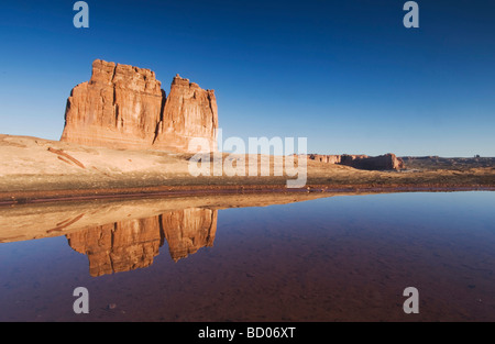 Courthouse Towers au lever du soleil avec la réflexion dans le trou du pot Arches National Park Utah USA Septembre 2007 Banque D'Images