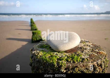 Rock en forme de cœur sur la plage à l'ouest du pays de Galles Amroth. Banque D'Images