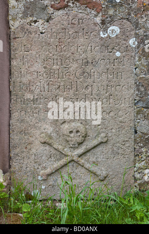 Tête de mort sculptée sur de vieilles pierres, Lindisfarne Banque D'Images