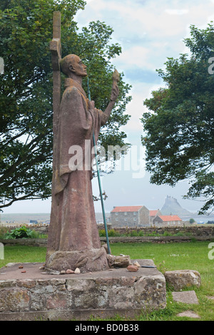 La statue de saint Aidan de Lindisfarne et Château de Lindisfarne, Northumberland, Banque D'Images