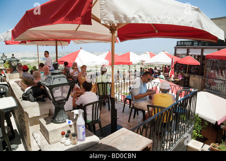 Les touristes de manger au restaurant Fontanellas, Mdina, Malte Banque D'Images