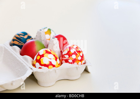 Les oeufs de Pâques peints à la case Banque D'Images