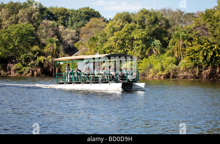 Les touristes profitant d'une balade en bateau pour voir la faune sur la rivière Chobe au Botswana Banque D'Images