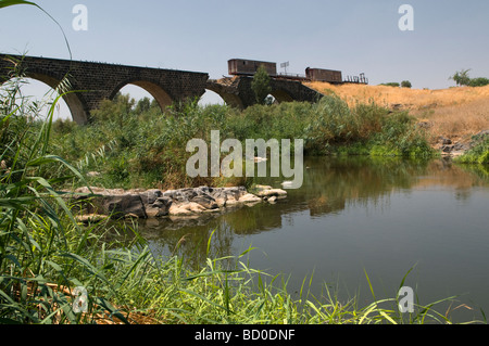 Ancien pont de chemin de fer ottoman du chemin de fer de Hejaz, sur le fleuve Jourdain dans le vieux Kibbutz Gesher à la frontière entre Israël et la Jordanie Banque D'Images