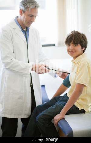 L'examen patient médecin homme garçon Banque D'Images