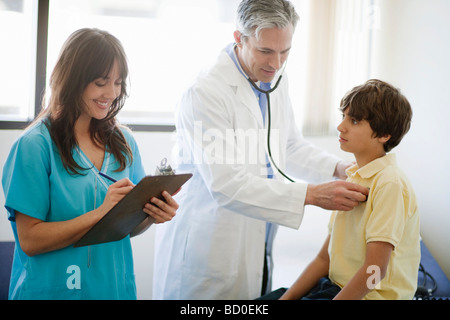 Homme Médecin et infirmière aider boy Banque D'Images