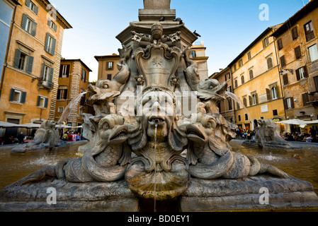 Un détail de la fontaine avec l'obélisque, Place de la rotonde à l'avant du panthéon romain (Il Pantheon), Rome, Italie Banque D'Images