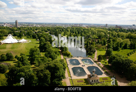 Vue aérienne de jardins italiens et le long de l'eau, les jardins de Kensington, London, UK Banque D'Images