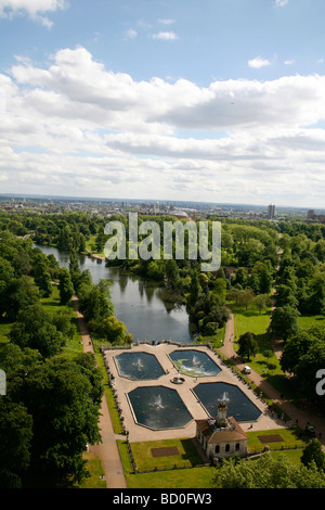 Vue aérienne de jardins italiens et le long de l'eau, les jardins de Kensington, London, UK Banque D'Images