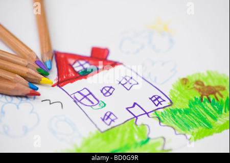 Dessin d'enfant d'une maison et le chien à l'aide de crayons Banque D'Images