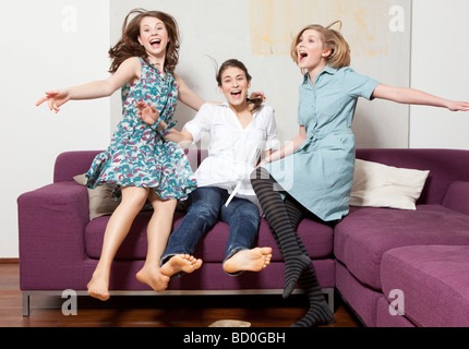 Trois femmes saut et jubilating Banque D'Images