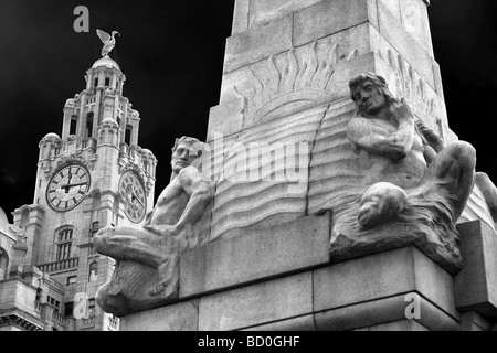 Le Titanic Memorial et Liver Building à Pier Head, Liverpool, Merseyside, Royaume-Uni Banque D'Images