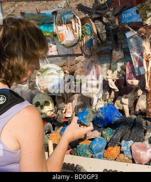 Dame anglaise les touristes à la recherche de cadeaux pour touristes trivia, Pompéi, Italie Banque D'Images