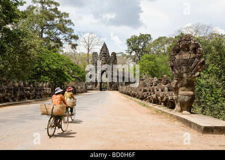 Une ancienne arche en pierre menant à Angkor Thom dans Angkor, Cambodge Banque D'Images