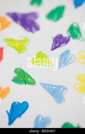 Dessin pour enfants de coeurs d'amour de couleur sur un morceau de papier blanc Banque D'Images