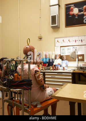 Crash Test Dummies, dans dans une usine automobile Banque D'Images