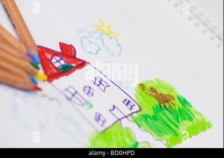 Dessin d'une maison d'enfant et le chien à l'aide de crayons Banque D'Images