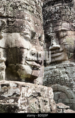 Le Bayon, un temple Khmer à Angkor au Cambodge au centre d'Angkor Thom. Construit à la fin du 12e siècle-début 13e siècle. Banque D'Images