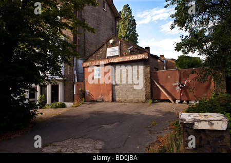 Ancien garage désaffecté Banque D'Images