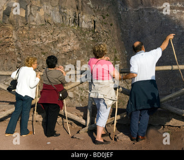 Les touristes admirer le cratère sur le Vésuve, Naples, Italie Banque D'Images