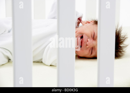 Bébé nouveau-né qui crie dans Lit bébé Banque D'Images