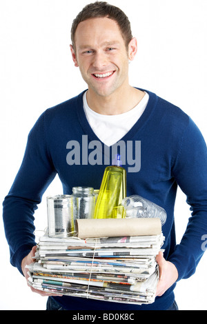 Man Carrying Pile de recyclage Banque D'Images