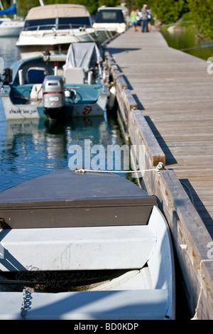 Le long d'un quai en bois dans la région de Tobermory (Ontario) avec de petits bateaux amarrés. Banque D'Images