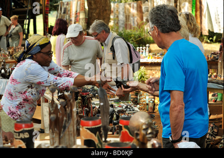 Malkerns, au Swaziland, les gens acheter des souvenirs à des bougies Swazi marché de plein air, d'affaires, la vente, les objets, les touristes Banque D'Images