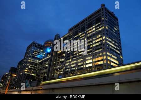 La Fuji TV Building avec son dôme suspendu du titane dans le quartier d'Odaiba Tokyo Japon Banque D'Images