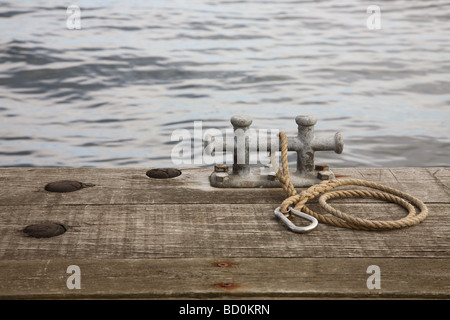 Mooring bitt avec corde et mousqueton sur une jetée en bois. Banque D'Images